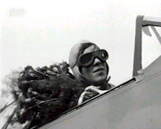 Ernst wirft aus seinem Flugzeug Blumen für die Braut über Schabbach ab.