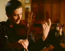 In Lucies Villa wird die Hochzeit gefeiert. Der junge Soldat Zacharias spielt Geige.